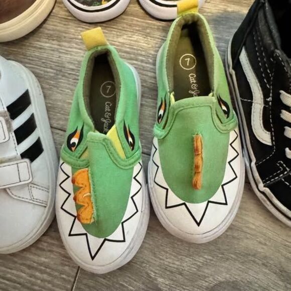 6 pairs of toddler shoes- sizes range from 6-8 - Picture 6 of 8